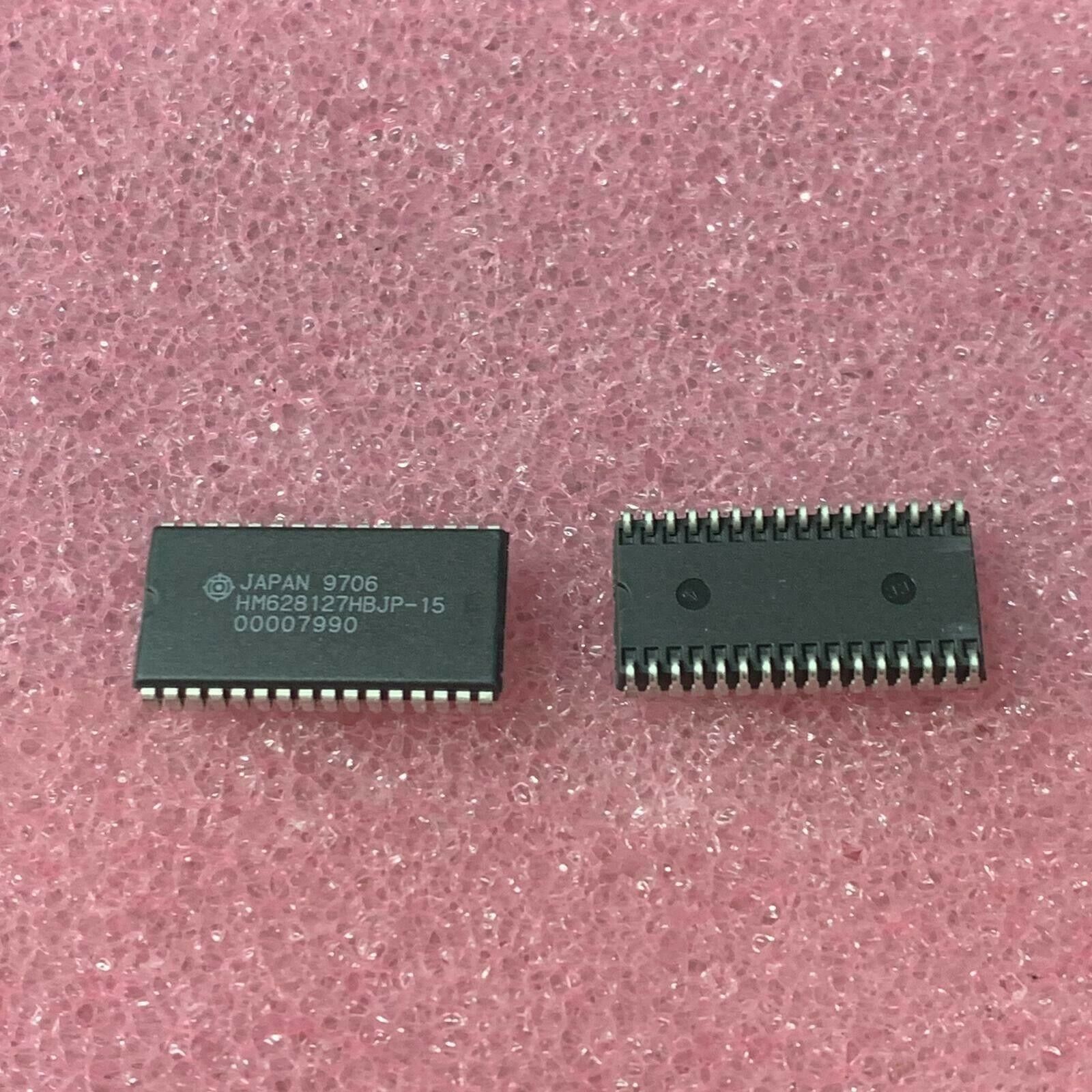 2x HITACHI HM628127HBJP-15 Static RAM, 128Kx8, 32 Pin, Plastic, SOJ